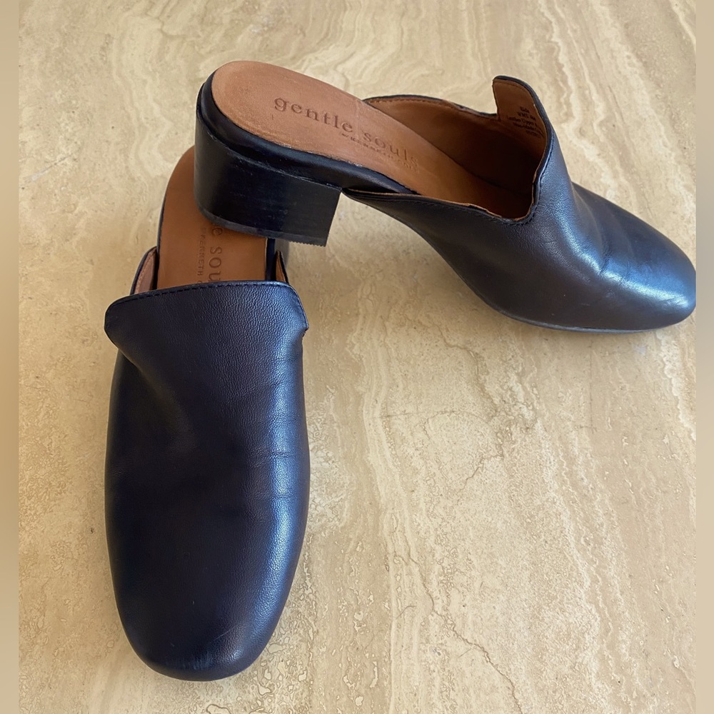 Kenneth Cole GENTLE SOULS black leather mules size 6. 2” stacked heel.